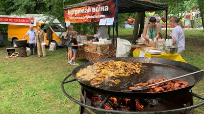 Куплять машини для ЗСУ. У Чернівцях триває благодійний ярмарок Куплять машини для ЗСУ. У Чернівцях триває благодійний ярмарок