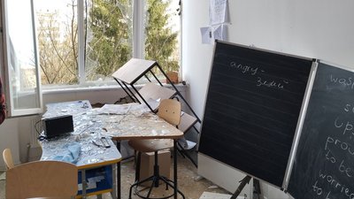 "Жодні люди не позбавлять наших дітей навчання": як львів'яни прибирають школу після ракетної атаки