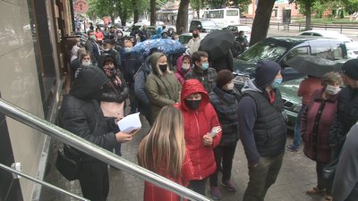 У Тернополі біля банків утворилися черги: люди олачуюють за робочі візи У Тернополі біля банків утворилися черги: люди олачуюють за робочі візи