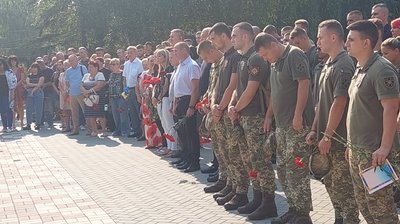 У Миколаєві прощаються із військовим, який загинув у зоні ООС У Миколаєві прощаються із військовим, який загинув у зоні ООС