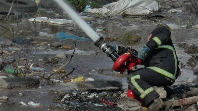Водою осередки пожежі заливає десяток рятувальників Водою осередки пожежі заливає десяток рятувальників