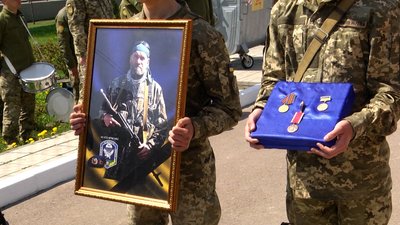 У Житомирі рідним загиблих воїнів передали державні нагороди У Житомирі рідним загиблих воїнів передали державні нагороди