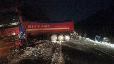 На автодорозі біля села Коськів, що на Шепетівщині, зіткнулися легковик та вантажівка. На автодорозі біля села Коськів, що на Шепетівщині, зіткнулися легковик та вантажівка.