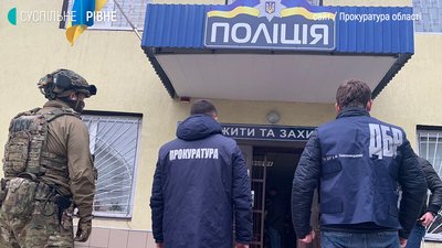 Брав "бурштинову данину": ДБР повідомило про підозру поліцейському з Рівненщини
