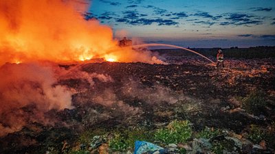 Пожежа на сміттєзвалищі у Роменському районі Пожежа на сміттєзвалищі у Роменському районі