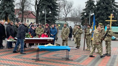 Вирощував хліб і любив Україну: у Черкасах попрощалися з командиром Андрієм Ботнаром Вирощував хліб і любив Україну: у Черкасах попрощалися з командиром Андрієм Ботнаром
