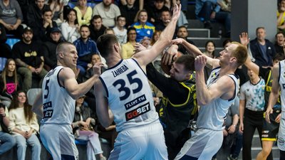 "Дніпро" святкує перемогу в українській Суперізі з баскетболу