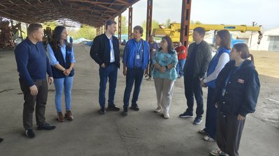 Спеціаліст з гуманітарної, грошової та ваучерної допомоги ФАО в Україні Мауро Мінетті (у синьому посередині) Спеціаліст з гуманітарної, грошової та ваучерної допомоги ФАО в Україні Мауро Мінетті (у синьому посередині)