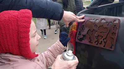 На Запоріжжі діти розмалювали пікап, який поїде на фронт На Запоріжжі діти розмалювали пікап, який поїде на фронт