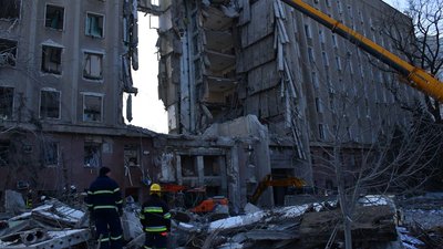 Обстріл Миколаївської обласної ради. Рятувальники продовжують розбирати завали