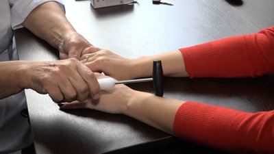 Неврологиня з Херсона безкоштовно лікує переселенців в Івано-Франківську Неврологиня з Херсона безкоштовно лікує переселенців в Івано-Франківську
