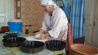 Тетяна Черепова пече хліб. Тетяна Черепова пече хліб.