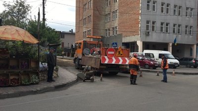 Від станції швидкої у Тернополі вздовж приватного сектору почали ремонтувати дорогу Від станції швидкої у Тернополі вздовж приватного сектору почали ремонтувати дорогу