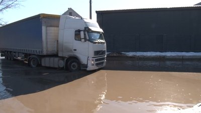 Не ремонтували 15 років: ями на дорозі поблизу Черкас затопило водою Не ремонтували 15 років: ями на дорозі поблизу Черкас затопило водою