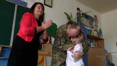 З фронту – на урок: військовий з Рівного зробив синові сюрприз у школі. СУСПІЛЬНЕ | ВІДЕОНОВИНИ