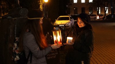 У Франківську запалили Вифлеємський вогонь миру, який передали з Донецької області
