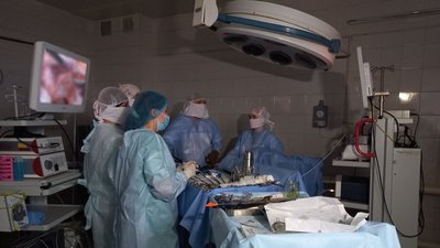 Через відключення світла лікарі оперували під ліхтарики Через відключення світла лікарі оперували під ліхтарики