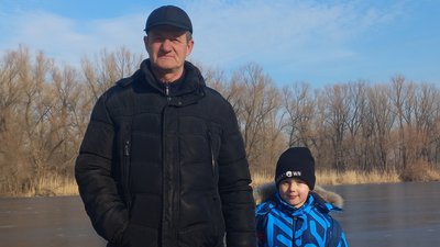 Катаються на ковзанах та рибалять: попри небезпеку відлиги дніпряни виходять на замерзлу річку Катаються на ковзанах та рибалять: попри небезпеку відлиги дніпряни виходять на замерзлу річку