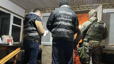 Маскувалися під поліцейських: на Чернігівщині затримали підозрюваних у нападі на пенсіонера