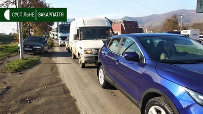 Жителі Хуста перекрили дорогу: вимагають оголошення результатів виборів (ФОТО) Жителі Хуста перекрили дорогу: вимагають оголошення результатів виборів (ФОТО)