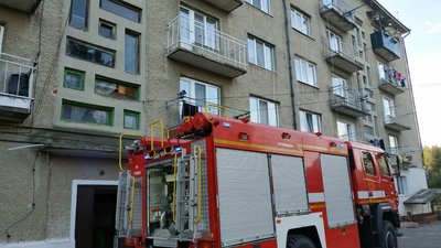 Рівненщина: загорівся балкон на останньому поверсі, експерти з'ясовують причину Рівненщина: загорівся балкон на останньому поверсі, експерти з'ясовують причину