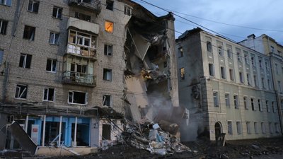 Російська ракета вранці 11 липня частково зруйнувала шестиповерхівку у Харкові Російська ракета вранці 11 липня частково зруйнувала шестиповерхівку у Харкові