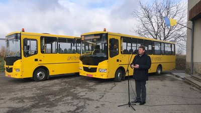 На Тернопільщині громада закупила шкільні автобуси На Тернопільщині громада закупила шкільні автобуси