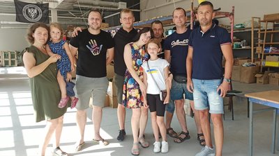 На Івано-Франківщині дівчинка продала своє волосся та пожертвувала гроші на ЗСУ