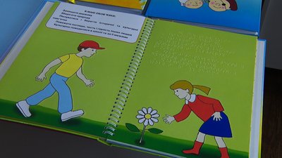 Казки та твори класиків. У Лисичанськ для людей з порушеннями зору передали книги шрифтом Брайля Казки та твори класиків. У Лисичанськ для людей з порушеннями зору передали книги шрифтом Брайля