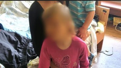 Сиділа на підвіконні і викидала іграшки: поліцейські на Херсонщині врятували семирічну дівчинку