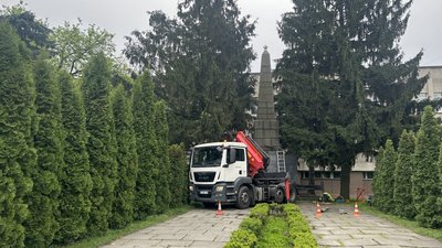 У Кременчуці демонтували пам’ятник «Борцям за владу рад»