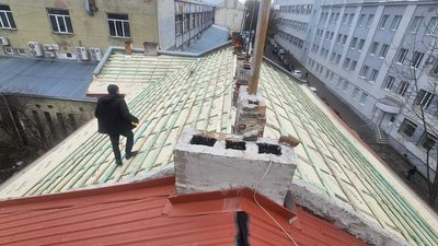 Ремонтна бригада працює на даху будинку на вул. Олени Степанівни, 42