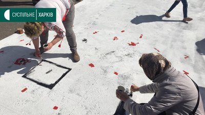 День вишиванки у Харкові: на площі Свободи малюють візерунок День вишиванки у Харкові: на площі Свободи малюють візерунок