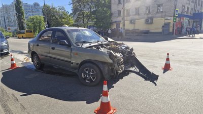 У Чернігові сталася ДТП: одна з автівок перекинулась на дах, є постраждалі