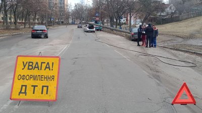 У Житомирі біля дитсадка сталася ДТП – водій в'їхав у електроопору та пішов з місця аварії