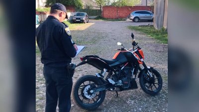 Погрожував пістолетом та вкрав мотоцикл. На Прикарпатті впіймали злодія