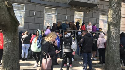 В Одесі люди годинами чекають аби подати документи на оформлення закордонного паспорта В Одесі люди годинами чекають аби подати документи на оформлення закордонного паспорта