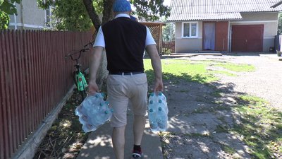 Атовці з волонтерами щодня розвозять воду постраждалим від повені прикарпатцям