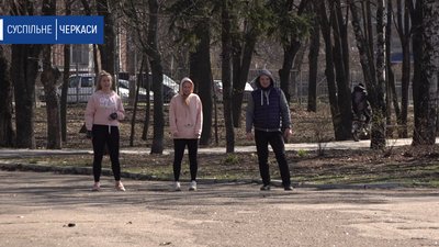 Черкасці займаються спортом вдома за допомогою відеоуроків