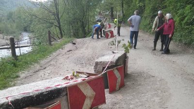 Зсув ґрунту у селі на Франківщині: як вирішуватимуть проблему? Зсув ґрунту у селі на Франківщині: як вирішуватимуть проблему?