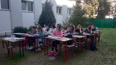 Уроки надворі проводять в Ужгородській школі № 3
