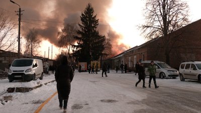 У Чернігові горіло виробниче приміщення, що в мікрорайоні Шерстянка У Чернігові горіло виробниче приміщення, що в мікрорайоні Шерстянка