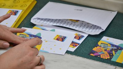 В Одесі люди вишикувалися у черги за новою маркою Укрпошти "Мрія". ФОТО. ВІДЕО В Одесі люди вишикувалися у черги за новою маркою Укрпошти "Мрія". ФОТО. ВІДЕО