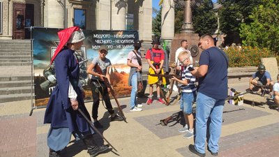 Військова зброя та історичні костюми: У Тернополі діє виставка "Звитяги героїв України"