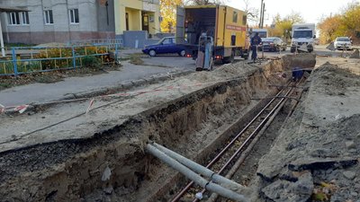 На вул. Декабристів у Луцьку тепловики міняють труби На вул. Декабристів у Луцьку тепловики міняють труби