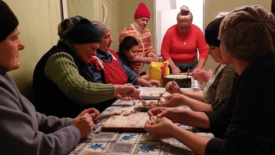 Господині ліплять вареники.