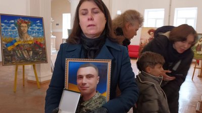 У Тернополі родинам загиблим захисників вручили нагороди У Тернополі родинам загиблим захисників вручили нагороди