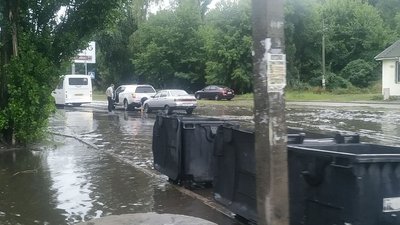 "Плавали" та шукали номера від автівок: Черкаси після зливи "Плавали" та шукали номера від автівок: Черкаси після зливи