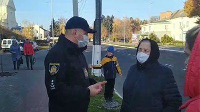 У місті на Хмельниччині батьки мітингували проти дистанційного навчання