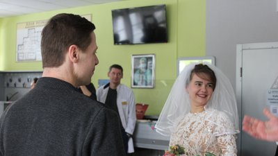 "Треба зберігати силу духу": у Харкові одружилися волонтери-медики "Треба зберігати силу духу": у Харкові одружилися волонтери-медики